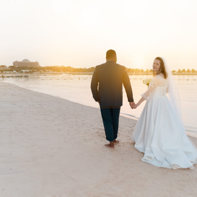 wedding-holding-hands-beach-dreamy-look